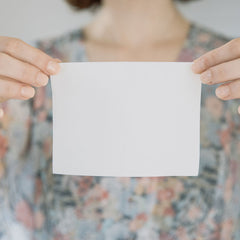 ECOKAPS Laundry detergent sheet, female holding sheet